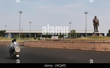 Grande statua del Dr. Babasaheb Ambedkar all'Aeroporto Internazionale Dr. Babasaheb Ambedkar di Nagpur, Maharashtra, India, il 15 giugno 2010. Il Dott. Babasaheb Ambedkar è stato ispirato dagli insegnamenti di Buddha del Signore e ha cercato di rimuovere il sistema delle caste in India. Strategicamente situato e in una regione prospera, l'Aeroporto di Nagpur figura per giocare in modo preminente nella crescita spettacolare dei viaggi aerei in India. Questo aeroporto è stato inserito come aeroporto internazionale multimodale in India e i lavori di sviluppo sono già iniziati. (Foto di Creative Touch Imaging Ltd./NurPhoto) Foto Stock