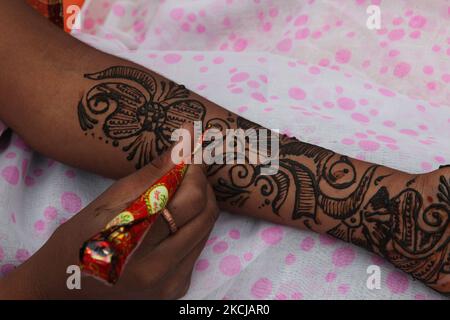 La ragazza applica un disegno grazioso dell'hennè sulla sua mano ed il braccio in Nagpur, Maharashtra, India, il 20 giugno 2010. (Foto di Creative Touch Imaging Ltd./NurPhoto) Foto Stock
