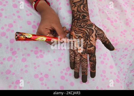 Ragazza applica un disegno grazioso dell'hennè sulla sua mano in Nagpur, Maharashtra, India, il 20 giugno 2010. (Foto di Creative Touch Imaging Ltd./NurPhoto) Foto Stock