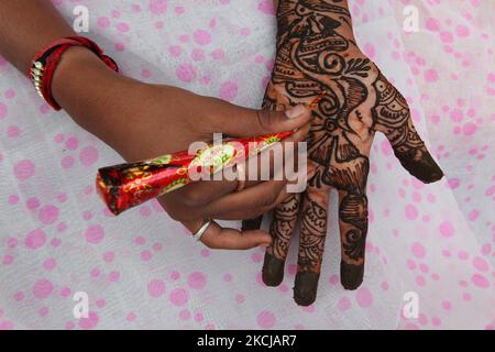 Ragazza applica un disegno grazioso dell'hennè sulla sua mano in Nagpur, Maharashtra, India, il 20 giugno 2010. (Foto di Creative Touch Imaging Ltd./NurPhoto) Foto Stock