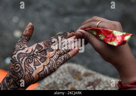 Ragazza applica un disegno grazioso dell'hennè sulla sua mano in Nagpur, Maharashtra, India, il 20 giugno 2010. (Foto di Creative Touch Imaging Ltd./NurPhoto) Foto Stock