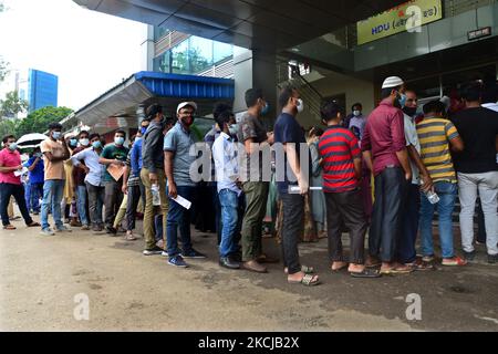 Le persone si accodano per ricevere un colpo del vaccino Mordana COVID19 durante una campagna di vaccinazione di massa presso il centro di vaccinazione degli shamoli a Dhaka, Bangladesh, il 7 agosto 2021. Secondo la direzione Generale dei servizi sanitari del Bangladesh (DGHS), il programma nazionale di vaccinazione di massa inizia la sua campagna di vaccinazione mirata a iniettare 3,5 milioni di persone in sei giorni. Il Bangladesh ha registrato quasi 1,31 milioni di infezioni da coronavirus e 21.638 decessi dall’inizio della pandemia. (Foto di Mamunur Rashid/NurPhoto) Foto Stock