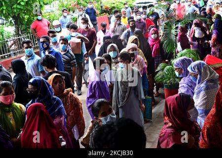 Le persone si accodano per ricevere un colpo del vaccino Mordana COVID19 durante una campagna di vaccinazione di massa presso il centro di vaccinazione degli shamoli a Dhaka, Bangladesh, il 7 agosto 2021. Secondo la direzione Generale dei servizi sanitari del Bangladesh (DGHS), il programma nazionale di vaccinazione di massa inizia la sua campagna di vaccinazione mirata a iniettare 3,5 milioni di persone in sei giorni. Il Bangladesh ha registrato quasi 1,31 milioni di infezioni da coronavirus e 21.638 decessi dall’inizio della pandemia. (Foto di Mamunur Rashid/NurPhoto) Foto Stock