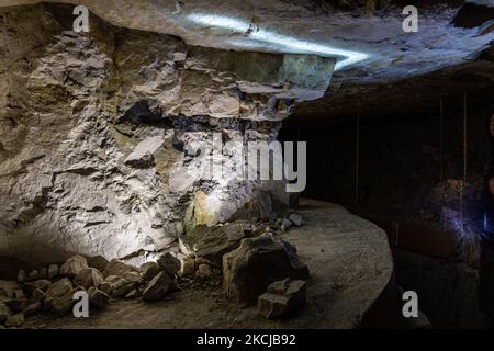 Sito patrimonio dell'umanità dell'UNESCO delle miniere di selce neolitiche e di bronzo primoricce riapre dopo due anni di ristrutturazione a Krzemionki vicino a Ostrowiec Swietokrzyski in Polonia - 7 agosto 2021. Le miniere operavano tra il 3900 e il 1600 a.C. Il sito è stato aggiunto alla lista del patrimonio mondiale dell'UNESCO nel 2019, poco dopo è stato chiuso e sottoposto a lavori di ristrutturazione e ammodernamento per essere riaperto nel luglio 2021 con il suo museo moderno e nuove strutture. (Foto di Dominika Zarzycka/NurPhoto) Foto Stock