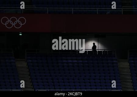 Uno dei volontari che guarda la partita tra Brasile e Spagna il quindicesimo giorno dei Giochi Olimpici di Tokyo 2020 allo Stadio Internazionale Yokohama il 07 agosto 2021 a Yokohama, Kanagawa, Giappone (Foto di Ayman Aref/NurPhoto) Foto Stock