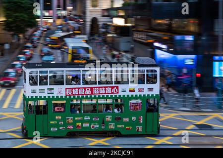 Ripresa panned di un tram su Des Voeux Road nel centro di Hong Kong il 7 agosto 2021 a Hong Kong, Cina. (Foto di Marc Fernandes/NurPhoto) Foto Stock