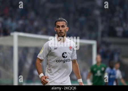 Leart Paqarada del FC St. Pauli durante la partita di primo turno della Coppa DFB tra il 1. FC Magdeburg e FC St. Pauli alla MDCC-Arena il 07 agosto 2021 a Magdeburgo, Germania. (Foto di Peter Niedung/NurPhoto) Foto Stock