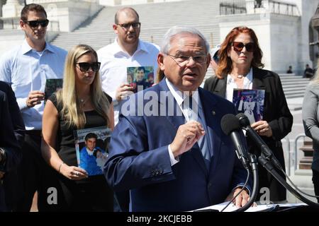 Il senatore STATUNITENSE Bob Menendez(D-NJ) insieme ai membri della famiglia di 9/11 vittime parla durante una conferenza stampa dell'introduzione del settembre 11th Transparency Act del 2021, oggi il 5 agosto 2021 alla Senate Swamp di Washington DC, USA.(Photo by Lenin Nolly/NurPhoto) Foto Stock