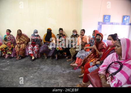 Le donne attendono di ricevere un vaccino Mordana COVID19 durante una campagna di vaccinazione di massa presso un centro di vaccinazione a Dhaka, Bangladesh, 9 agosto 2021 (Foto di Mamunur Rashid/NurPhoto) Foto Stock