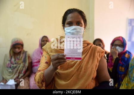 Le donne attendono di ricevere un vaccino Mordana COVID19 durante una campagna di vaccinazione di massa presso un centro di vaccinazione a Dhaka, Bangladesh, 9 agosto 2021 (Foto di Mamunur Rashid/NurPhoto) Foto Stock