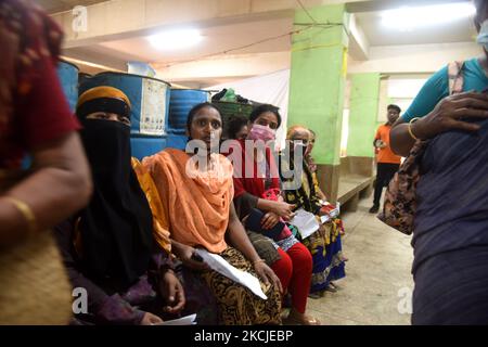 Le donne attendono di ricevere un vaccino Mordana COVID19 durante una campagna di vaccinazione di massa presso un centro di vaccinazione a Dhaka, Bangladesh, 9 agosto 2021 (Foto di Mamunur Rashid/NurPhoto) Foto Stock