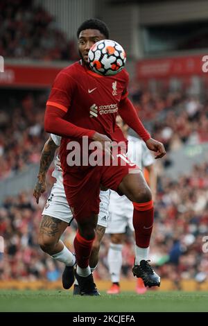 Joe Gomez di Liverpool in azione durante la partita amichevole pre-stagione tra Liverpool FC e CA Osasuna ad Anfield il 9 agosto 2021 a Liverpool, Inghilterra. (Foto di Jose Breton/Pics Action/NurPhoto) Foto Stock