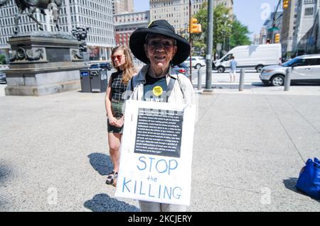 Un membro del segno della Brigata della Pace di Granny suggerisce che trattiamo coloro che vogliono comprare una pistola allo stesso modo in cui le donne che cercano un aborto sono curate negli stati a guida repubblicana, a Philadelphia, PA, il 9 agosto 2021. (Foto di Cory Clark/NurPhoto) Foto Stock