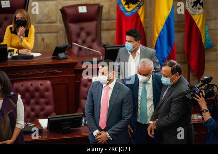 Il ministro degli interni della Colombia firma i documenti come membri della Camera dei rappresentanti della Colombia partecipare alla sesione sono stati sindaco di Bogota, Claudia Lopez, ministro degli interni Daniel Palacios e Nicolas Garcia, Governatore dello Stato di Cundinamarca firma che legge proyect per stabilire la prima regione metropolitana della Colombia tra la capitale di Bogota e lo stato di Cundinamarca a Bogota, Colombia, 10 agosto 2021. (Foto di Sebastian Barros/NurPhoto) Foto Stock