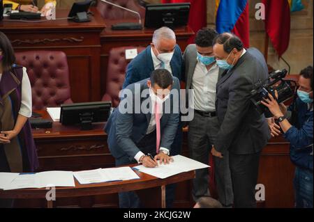 Il ministro degli interni della Colombia firma i documenti come membri della Camera dei rappresentanti della Colombia partecipare alla sesione sono stati sindaco di Bogota, Claudia Lopez, ministro degli interni Daniel Palacios e Nicolas Garcia, Governatore dello Stato di Cundinamarca firma che legge proyect per stabilire la prima regione metropolitana della Colombia tra la capitale di Bogota e lo stato di Cundinamarca a Bogota, Colombia, 10 agosto 2021. (Foto di Sebastian Barros/NurPhoto) Foto Stock