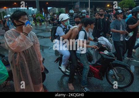 I manifestanti pro-democrazia portano un manifestante ferito durante una protesta contro l'anti-governo a Bangkok il 11 agosto 2021, a Bangkok, in Thailandia. (Foto di Vachira Vachira/NurPhoto) Foto Stock