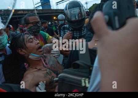 I manifestanti pro-democrazia portano un manifestante ferito durante una protesta contro l'anti-governo a Bangkok il 11 agosto 2021, a Bangkok, in Thailandia. (Foto di Vachira Vachira/NurPhoto) Foto Stock