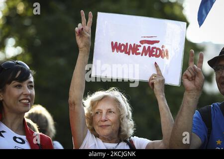 Una donna ha in mano un segno con le parole 'Free media' a Varsavia, Polonia, il 11 agosto 2021. Diverse dozzine di persone hanno partecipato a un raduno davanti al parlamento durante una votazione su un nuovo disegno di legge che limiterà la proprietà straniera delle società di media. I critici sostengono che l’approvazione del progetto di legge significherà la fine dei media indipendenti in Polonia. L'emittente TVN DI PROPRIETÀ DEGLI STATI UNITI sta facendo domanda per il rinnovo della sua licenza che scade a settembre, ma teme che la sua proprietà negli Stati Uniti possa intralci e che il governo polacco acquisti le azioni attualmente possedute da Discovery Networks. (Foto di Str/NurPhoto) Foto Stock