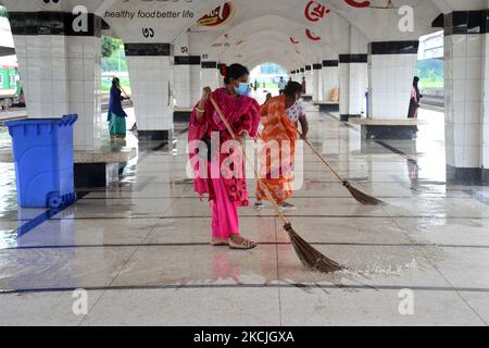 I lavoratori delle ferrovie spazzano un pavimento alla stazione ferroviaria di Kamalapur a Dhaka, Bangladesh, il 11 agosto 2021. Bangladesh Railway ha ripreso tutti i servizi di trasporto passeggeri riprendere le operazioni dopo essere stato chiuso per 35 giorni a causa del blocco in corso del governo per prevenire la diffusione del coronavirus. (Foto di Mamunur Rashid/NurPhoto) Foto Stock