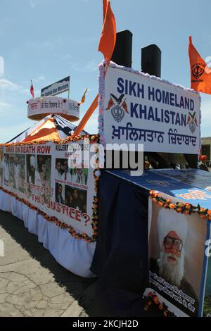 La protesta canadese del Pro-Khalistan Sikhs contro il governo indiano a Malton, Mississauga, Ontario, Canada, il 06 maggio, 2012. Migliaia di Sikh hanno partecipato a un Nagar Kartan per celebrare Vaisakhi e mostrare il loro malcontento nei confronti del governo indiano. Il movimento Khalistan si riferisce ad un movimento che cerca di creare uno stato Sikh separato, chiamato Khalistan nella regione del Punjab in India. La definizione territoriale della nazione proposta è contestata, con alcuni che credono che dovrebbe essere scolpita semplicemente dallo stato indiano del Punjab, dove i Sikh sono la maggior parte della popolazione. Il movimento del Khalistan ha l'ape Foto Stock