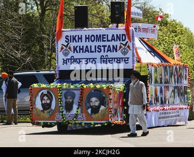 La protesta canadese del Pro-Khalistan Sikhs contro il governo indiano a Malton, Mississauga, Ontario, Canada, il 06 maggio, 2012. Migliaia di Sikh hanno partecipato a un Nagar Kartan per celebrare Vaisakhi e mostrare il loro malcontento nei confronti del governo indiano. Il movimento Khalistan si riferisce ad un movimento che cerca di creare uno stato Sikh separato, chiamato Khalistan nella regione del Punjab in India. La definizione territoriale della nazione proposta è contestata, con alcuni che credono che dovrebbe essere scolpita semplicemente dallo stato indiano del Punjab, dove i Sikh sono la maggior parte della popolazione. Il movimento del Khalistan ha l'ape Foto Stock