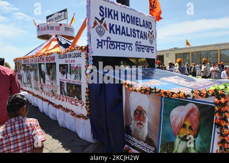 La protesta canadese del Pro-Khalistan Sikhs contro il governo indiano a Malton, Mississauga, Ontario, Canada, il 06 maggio, 2012. Migliaia di Sikh hanno partecipato a un Nagar Kartan per celebrare Vaisakhi e mostrare il loro malcontento nei confronti del governo indiano. Il movimento Khalistan si riferisce ad un movimento che cerca di creare uno stato Sikh separato, chiamato Khalistan nella regione del Punjab in India. La definizione territoriale della nazione proposta è contestata, con alcuni che credono che dovrebbe essere scolpita semplicemente dallo stato indiano del Punjab, dove i Sikh sono la maggior parte della popolazione. Il movimento del Khalistan ha l'ape Foto Stock