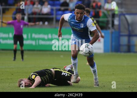 BARROW IN FURNESS, UK AGO 10th Remeao Hutton di Barrow in azione con il Mason o'Malley di Scunthorpe United durante la partita della Carabao Cup tra Barrow e Scunthorpe United a Holker Street, Barrow-in-Furness, Inghilterra il 10th agosto 2021. (Foto di Mark Fletcher/MI News/NurPhoto) Foto Stock