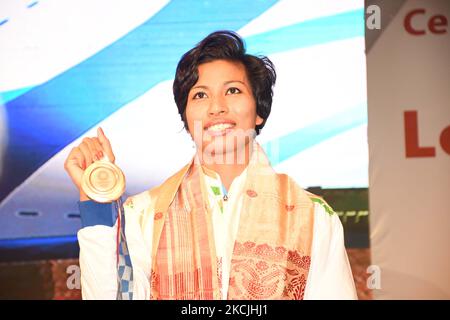 Boxer Lovlina Borgohain mostra la sua medaglia di bronzo olimpica 2020 durante una funzione di felicizzazione a Srimanta Sankaradeva Kalakshetra a Guwahati, India, il 12,2021 agosto. (Foto di Anuwar Hazarika/NurPhoto) Foto Stock