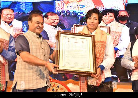 Medaglia di bronzo alle Olimpiadi di Tokyo, il pugile Lovlina Borgohain è stato felicizzato dal ministro principale di Assam Himanta Biswa Sarmah durante una funzione di felicizzazione a Srimanta Sankaradeva Kalakshetra a Guwahati, India, il 12,2021 agosto. (Foto di Anuwar Hazarika/NurPhoto) Foto Stock