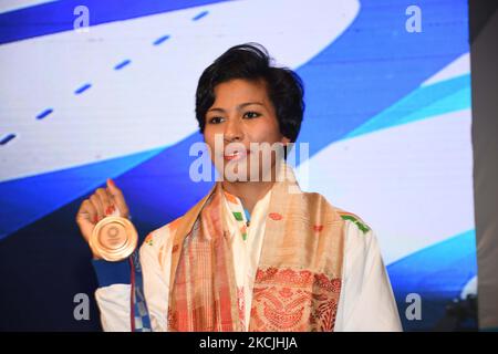 Boxer Lovlina Borgohain mostra la sua medaglia di bronzo olimpica 2020 durante una funzione di felicizzazione a Srimanta Sankaradeva Kalakshetra a Guwahati, India, il 12,2021 agosto. (Foto di Anuwar Hazarika/NurPhoto) Foto Stock