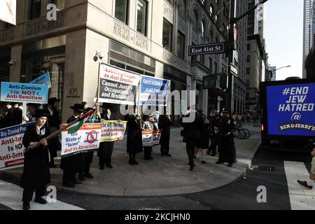 I dimostranti si radunano contro il gelato ben & Jerry's alla Biblioteca pubblica di New York il 12 agosto 2021 a New York City. Secondo la Associated Press, la gelateria con sede in Vermont ha dichiarato lo scorso “lunedì che smetterà di vendere nella Cisgiordania occupata da Israele e contestato Gerusalemme est, dicendo che le vendite nei territori ricercati dai palestinesi sono incoerenti con i nostri valori”. I commenti di alto profilo sono stati rapidamente affrontati dal primo ministro israeliano, Naftali Bennett, citando che “la decisione è stata immorale e che si trarrà un errore di business” furgoni per gelato Foto Stock