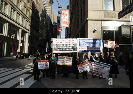 I dimostranti si radunano contro il gelato ben & Jerry's alla Biblioteca pubblica di New York il 12 agosto 2021 a New York City. Secondo la Associated Press, la gelateria con sede in Vermont ha dichiarato lo scorso “lunedì che smetterà di vendere nella Cisgiordania occupata da Israele e contestato Gerusalemme est, dicendo che le vendite nei territori ricercati dai palestinesi sono incoerenti con i nostri valori”. I commenti di alto profilo sono stati rapidamente affrontati dal primo ministro israeliano, Naftali Bennett, citando che “la decisione è stata immorale e che si trarrà un errore di business” furgoni per gelato Foto Stock