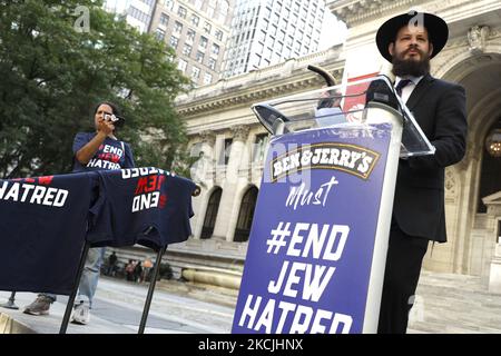 Il rabbino Shlomo Litvin reliquia con i dimostranti contro il gelato di ben & Jerry alla biblioteca pubblica di New York il 12 agosto 2021 a New York City. Secondo la Associated Press, la gelateria con sede in Vermont ha dichiarato lo scorso “lunedì che smetterà di vendere nella Cisgiordania occupata da Israele e contestato Gerusalemme est, dicendo che le vendite nei territori ricercati dai palestinesi sono incoerenti con i nostri valori”. I commenti di alto profilo sono stati rapidamente affrontati dal primo ministro israeliano, Naftali Bennett, citando che “la decisione è stata immorale e che si trarrà un busin Foto Stock