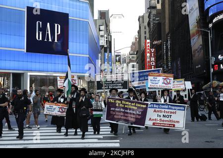 Un gruppo separato di anti-sionisti tiene una marcia parallela mentre i dimostranti si radunano contro il gelato di ben & Jerry alla Biblioteca pubblica di New York il 12 agosto 2021 a New York City. Secondo la Associated Press, la gelateria con sede in Vermont ha dichiarato lo scorso “lunedì che smetterà di vendere nella Cisgiordania occupata da Israele e contestato Gerusalemme est, dicendo che le vendite nei territori ricercati dai palestinesi sono incoerenti con i nostri valori”. I commenti di alto profilo sono stati rapidamente affrontati dal primo ministro israeliano, Naftali Bennett, citando che “la decisione è stata immorale e. Foto Stock