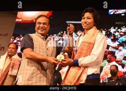 Medaglia di bronzo alle Olimpiadi di Tokyo, il pugile Lovlina Borgohain mostra la sua medaglia al Ministro capo di Assam Dr. Himanta Biswa Sarma, durante una funzione all'auditorium di Srimanta Sankardev Kalakshetra il 12 agosto 2021 a Guwahati, India. Lovlina Borgohain di Assam è una medaglia olimpica di bronzo nel Boxing di Tokyo 2020. (Foto di David Talukdar/NurPhoto) Foto Stock