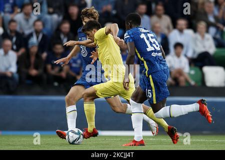 Gerard Moreno di Villarreal e Kurt Zouma e Marcos Alonso di Chelsea si sono sfidati per la palla durante la finale della UEFA Super Cup tra Chelsea CF e Villarreal CF a Windsor Park il 11 agosto 2021 a Belfast, Irlanda del Nord. (Foto di Jose Breton/Pics Action/NurPhoto) Foto Stock