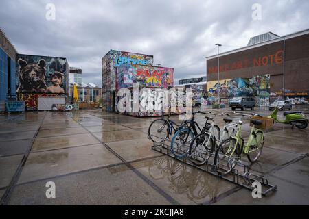 NDSM AMSTERDAM, situata nel nord della città, questa ex area portuale dedicata negli anni '80s alla produzione di macchinari pesanti e abbandonata dopo una crisi, è diventata uno dei principali centri nei Paesi Bassi per le arti dello spettacolo, concerti e festival. Il 13 agosto 2021 ad Amsterdam, Paesi Bassi.(Foto di Oscar Gonzalez/NurPhoto) Foto Stock