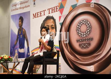 Medaglia di bronzo alle Olimpiadi di Tokyo, il pugile Lovlina Borgohain si rivolge ai media dopo, in un programma di felicitazioni, a Guwahati, in India, il 13 agosto 2021. (Foto di Anuwar Hazarika/NurPhoto) Foto Stock