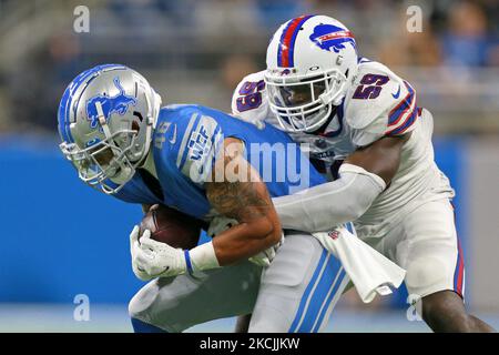 I Detroit Lions che scoppolano Craig Reynolds (46) sono stati brandidati dal linebacker di Buffalo Bills Andre Smith (59) durante la seconda metà della partita di calcio preseason NFL contro i Buffalo Bills a Detroit, Michigan USA, venerdì 13 agosto 2021. (Foto di Jorge Lemus/NurPhoto) Foto Stock