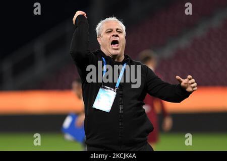 Marius Sumudica, allenatore capo del cfr Cluj che celebra la vittoria contro Farul Constanta, Liga rumena 1, Stadio Dr. Constantin Radulescu, Cluj-Napoca, Romania, 13 agosto 2021 (Foto di Flaviu Buboi/NurPhoto) Foto Stock