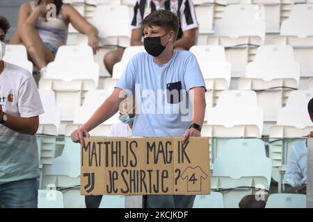 I fan di Matthijs De ligt assistono prima della partita amichevole pre-stagione tra Juventus e Atalanta BC allo stadio Allianz il 14 agosto 2021 a Torino. (Foto di Giuseppe Cottini/NurPhoto) Foto Stock