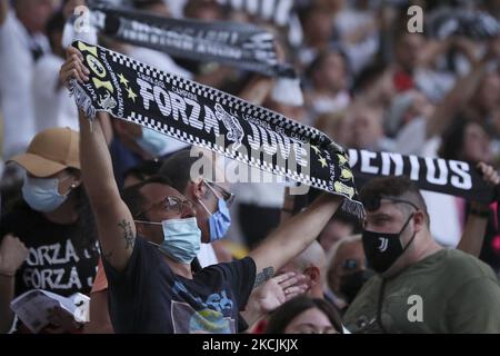 I fan della Juventus partecipano alla partita amichevole pre-stagione tra la Juventus e Atalanta BC allo stadio Allianz il 14 agosto 2021 a Torino. (Foto di Giuseppe Cottini/NurPhoto) Foto Stock