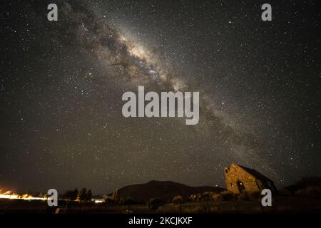 La Via Lattea appare nel cielo sopra la Chiesa del buon Pastore nel Lago Tekapo nel Paese Mackenzie, Isola del Sud, Nuova Zelanda, il 15 agosto 2021. Il lago Tekapo è una delle famose attrazioni turistiche di South Island in Nuova Zelanda. (Foto di Sanka Vidanagama/NurPhoto) Foto Stock