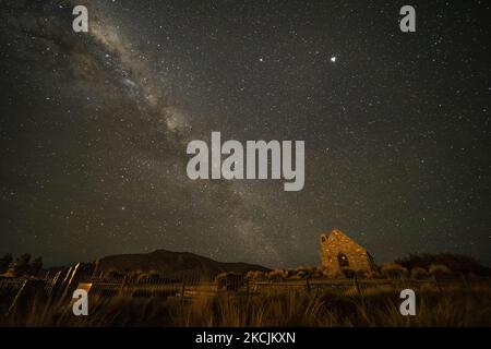 La Via Lattea appare nel cielo sopra la Chiesa del buon Pastore nel Lago Tekapo nel Paese Mackenzie, Isola del Sud, Nuova Zelanda, il 15 agosto 2021. Il lago Tekapo è una delle famose attrazioni turistiche di South Island in Nuova Zelanda. (Foto di Sanka Vidanagama/NurPhoto) Foto Stock