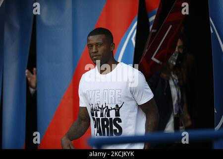 Il mifielista olandese Georginio Wijnaldum di Parigi Saint-Germain entra in campo durante una cerimonia di presentazione precedente alla partita di calcio francese del L1 tra Parigi Saint-Germain e il Racing Club Strasbourg allo stadio Parc des Princes di Parigi il 14 agosto 2021.(Foto di Mehdi Taamallah/NurPhoto) Foto Stock