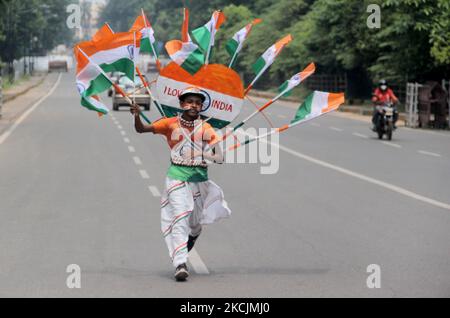 I membri di un gruppo culturale sono visti sulla strada con i vestiti decigned tricolore mentre stanno effettuando il loro programma culturale patriottico per la consapevolezza pubblica circa l'indipendenza dell'India alla marg di Mahatma Gandhi alla vigilia del giorno di Independence 75th nello stato indiano orientale Bhubaneswar capitale di Odisha sopra Agosto 15, 2021. (Foto di Str/NurPhoto) Foto Stock