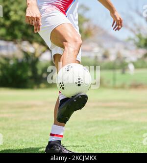 Controllo della palla di calcio, giocatore di calcio e abilità pratica sul campo di calcio, giochi da competizione o allenamento sportivo sul campo da prato dello stadio. Giocatore di calcio Foto Stock