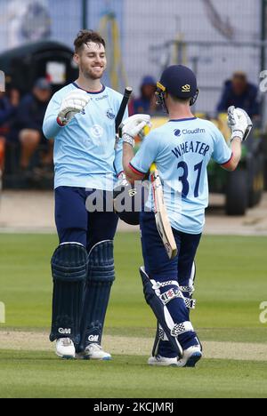 Josh Rimell dell'Essex celebra il suo secolo con Adam Wheater dell'Essex durante la Royal London One-Day Cup tra le aquile dell'Essex e i vichinghi dello Yorkshire al Cloudfm County Ground il 14th agosto 2021 a Chelmsford, Inghilterra (Photo by Action Foto Sport/NurPhoto) Foto Stock