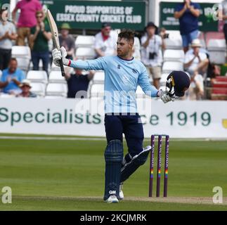 Josh Rymell dell'Essex celebra il suo secolo durante la Royal London One-Day Cup tra le aquile dell'Essex e i vichinghi dello Yorkshire presso il Cloudfm County Ground il 14th agosto 2021 a Chelmsford, Inghilterra (Photo by Action Foto Sport/NurPhoto) Foto Stock