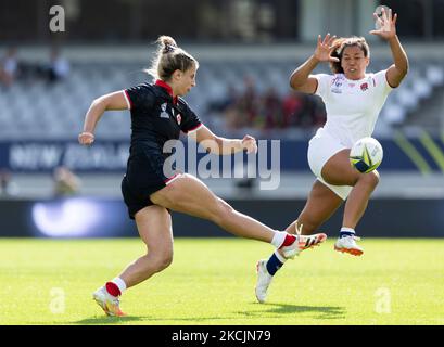 Maddy Grant del Canada e Tatyana dell'Inghilterra hanno sentito (a destra) durante la partita di semi-finale della Coppa del mondo di rugby femminile all'Eden Park, Auckland. Data immagine: Sabato 5 novembre 2022. Foto Stock